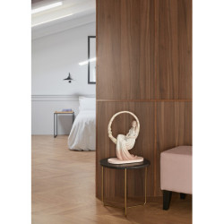 W jej myślach figurka kobiety W jej myślach figurka kobiety