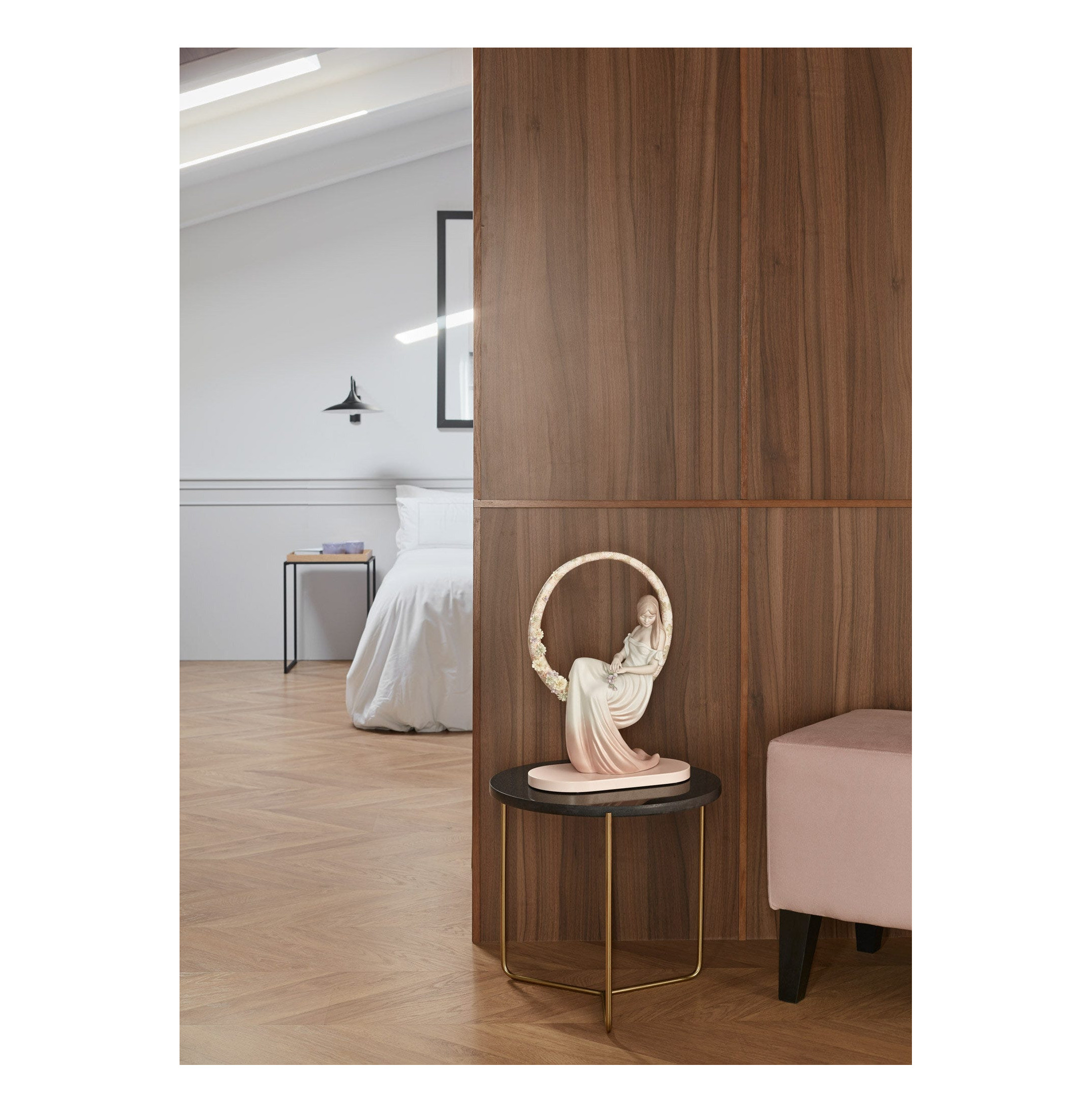 W jej myślach figurka kobiety W jej myślach figurka kobiety