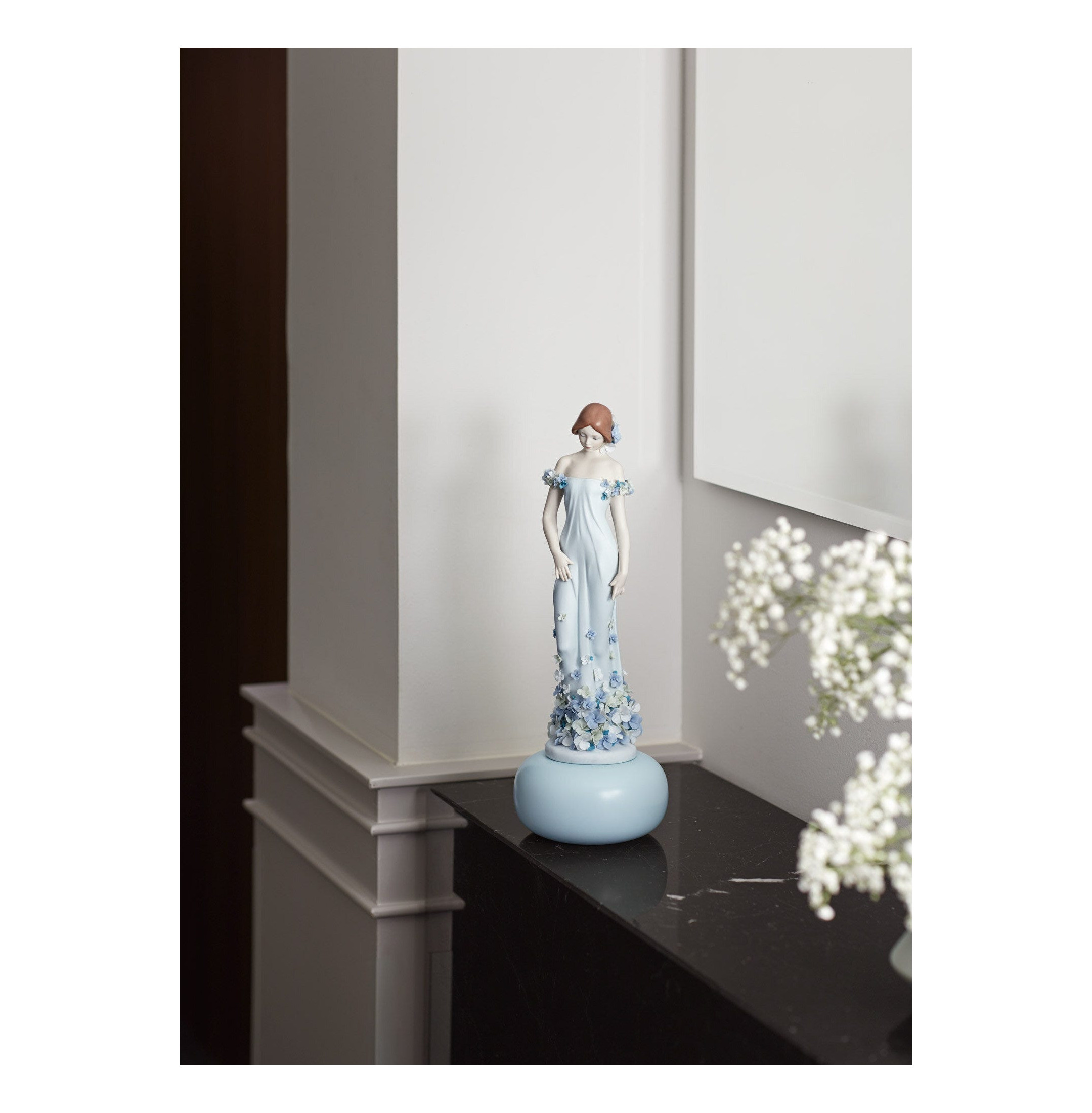 Figurka kobiety Haute Allure Refined Elegance. Limitowana Figurka kobiety Haute Allure Refined Elegance. Limitowana