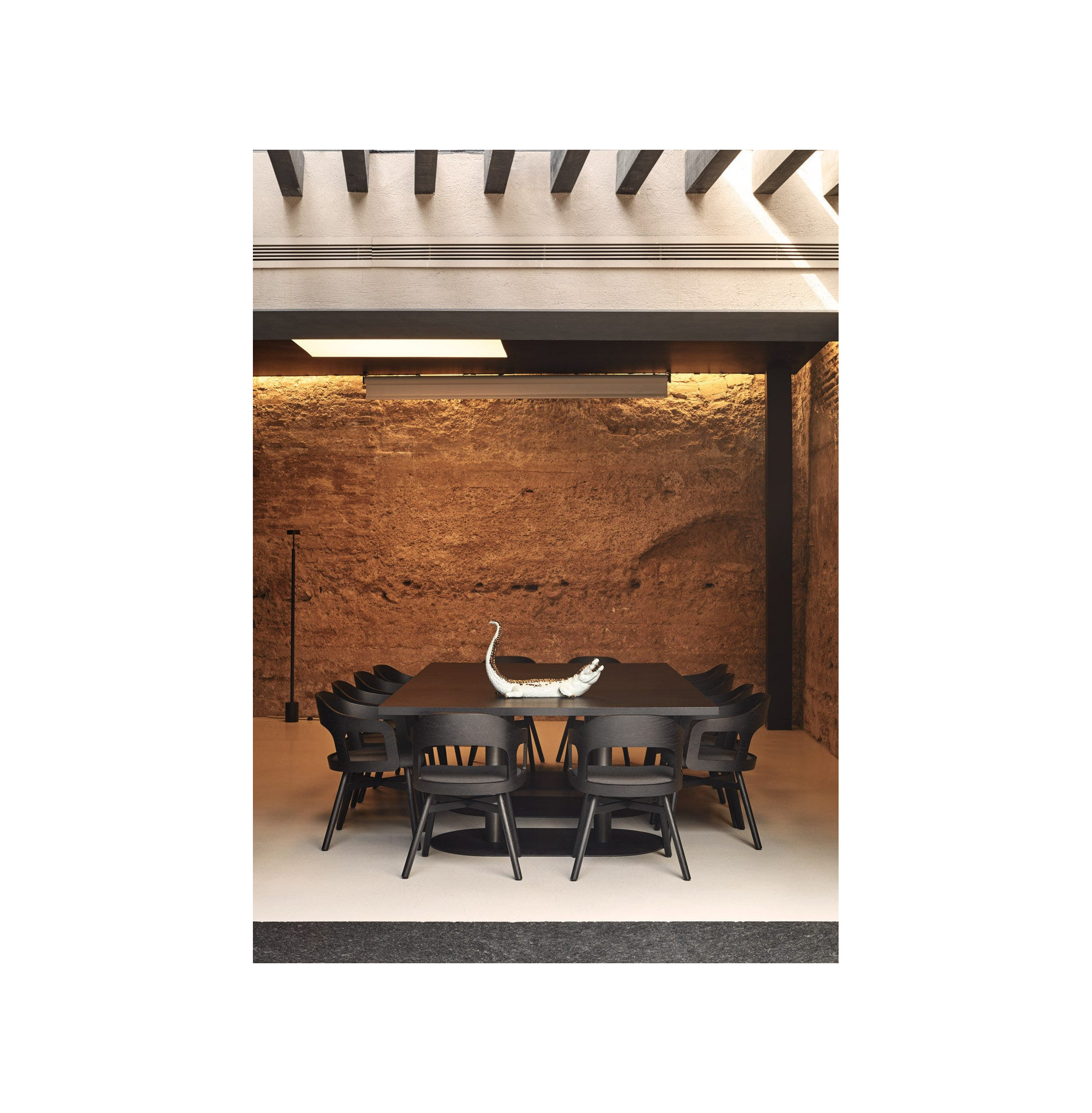 Figurka krokodyla. Biały i miedziany Figurka krokodyla. Biały i miedziany