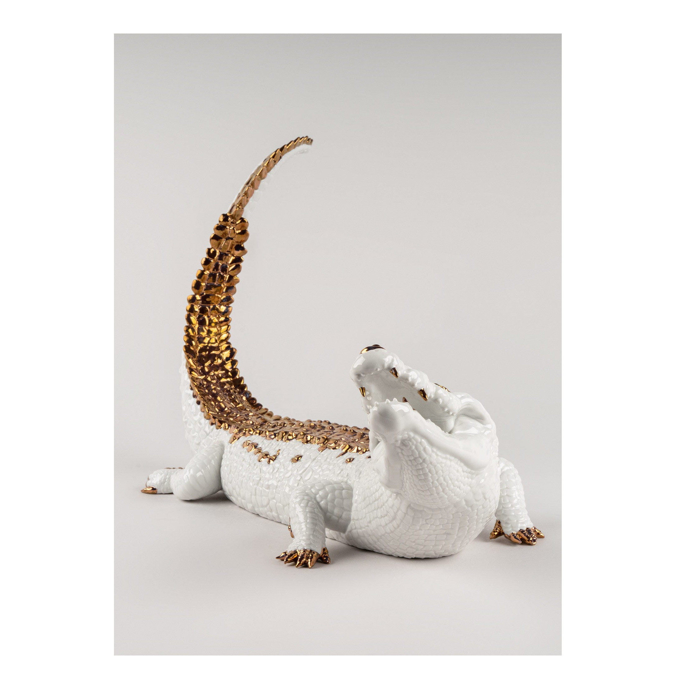 Figurka krokodyla. Biały i miedziany Figurka krokodyla. Biały i miedziany