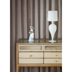 Figurka kobiety zbierającej kwiaty Figurka kobiety zbierającej kwiaty