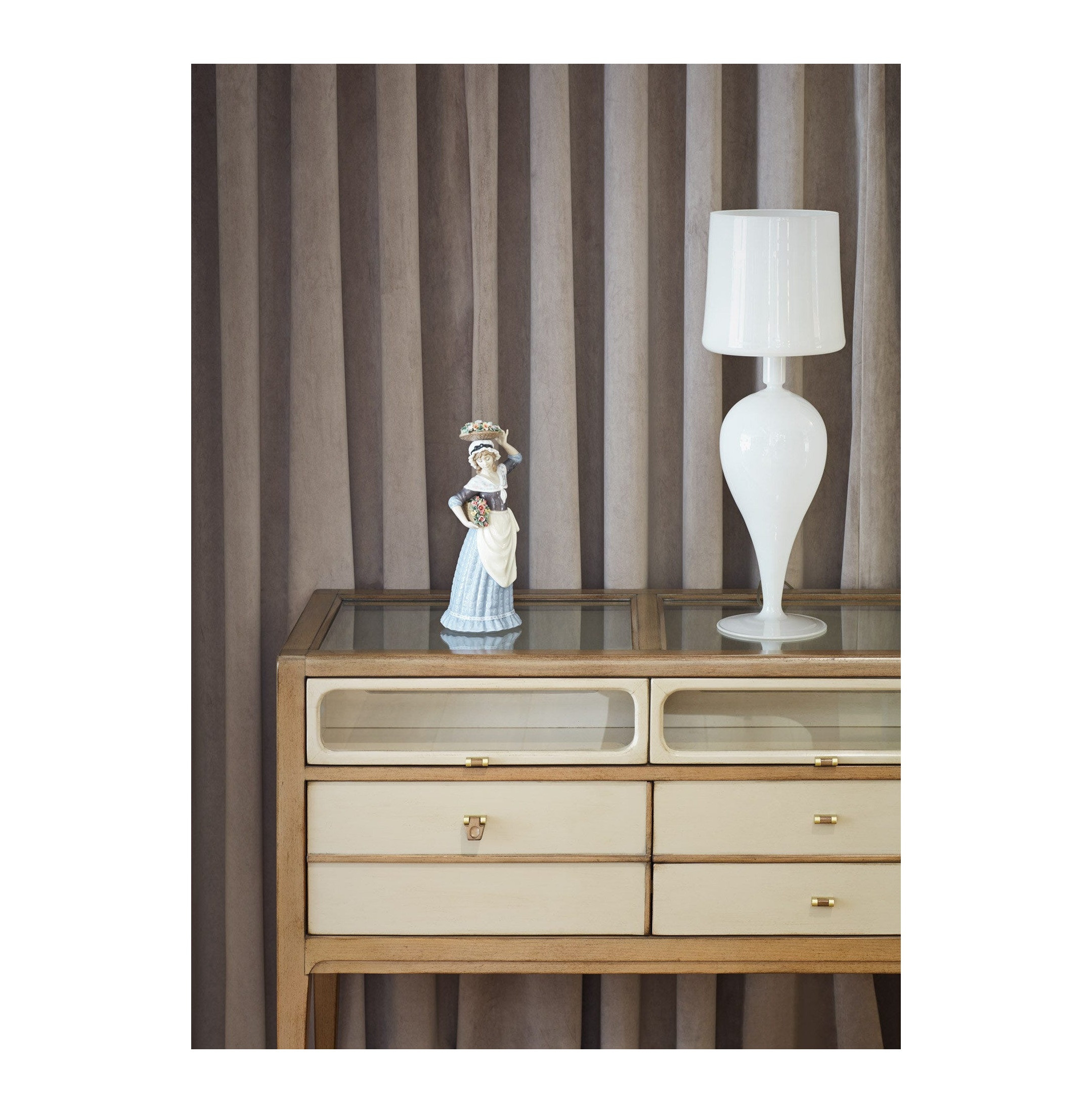 Figurka kobiety zbierającej kwiaty Figurka kobiety zbierającej kwiaty