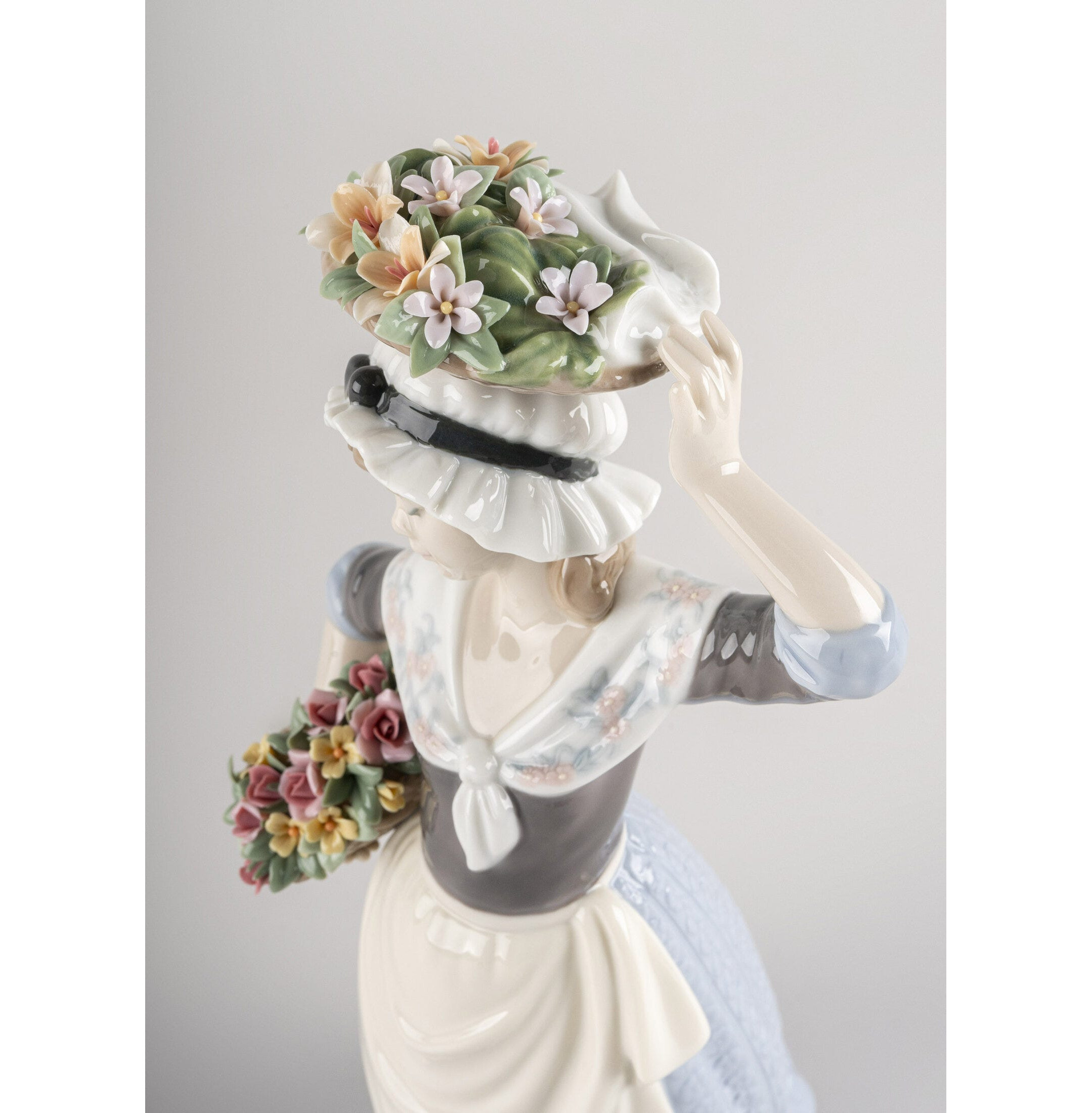 Figurka kobiety zbierającej kwiaty Figurka kobiety zbierającej kwiaty