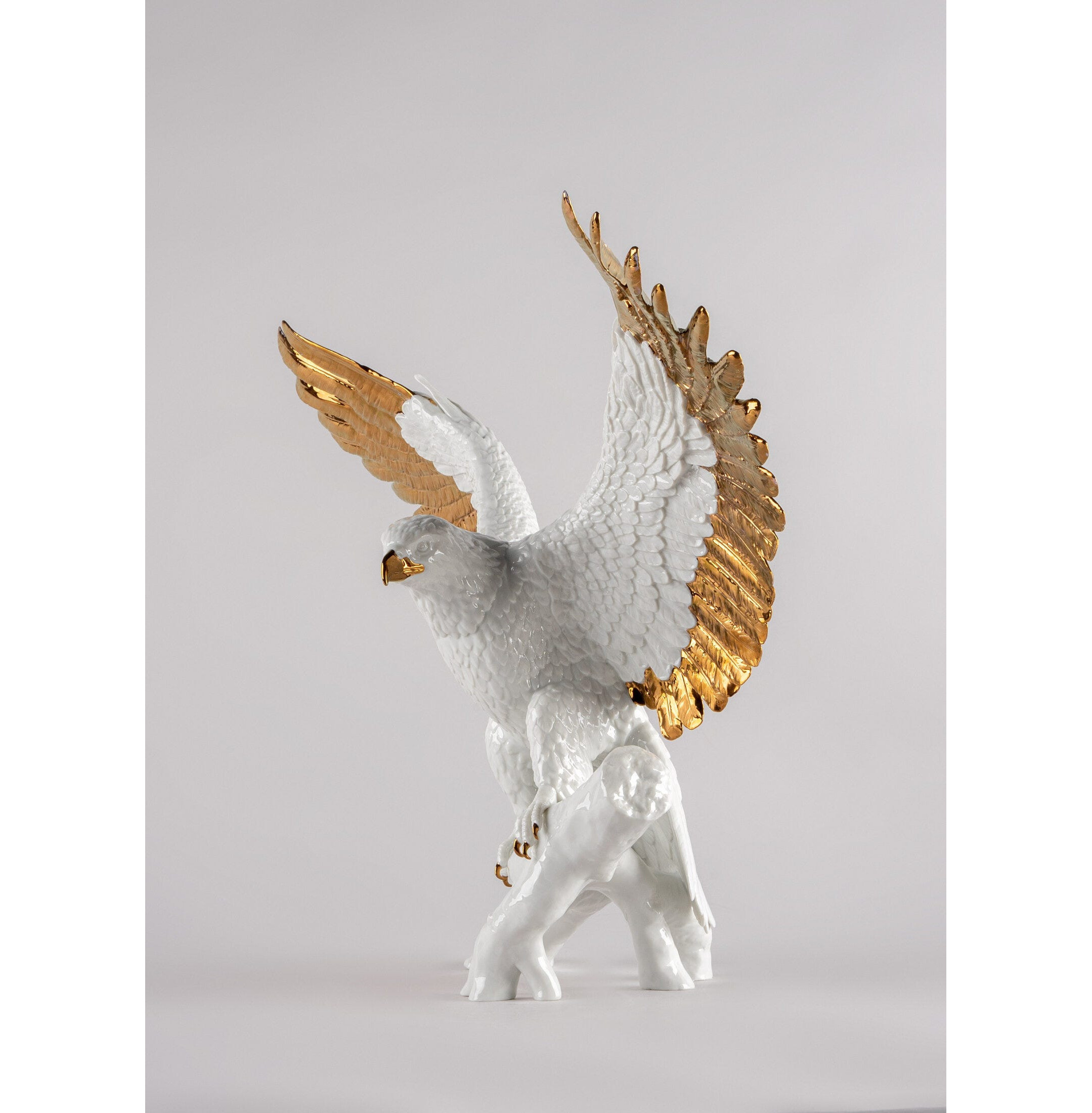 Rzeźba orła wolności. Biały i miedziany Rzeźba orła wolności. Biały i miedziany