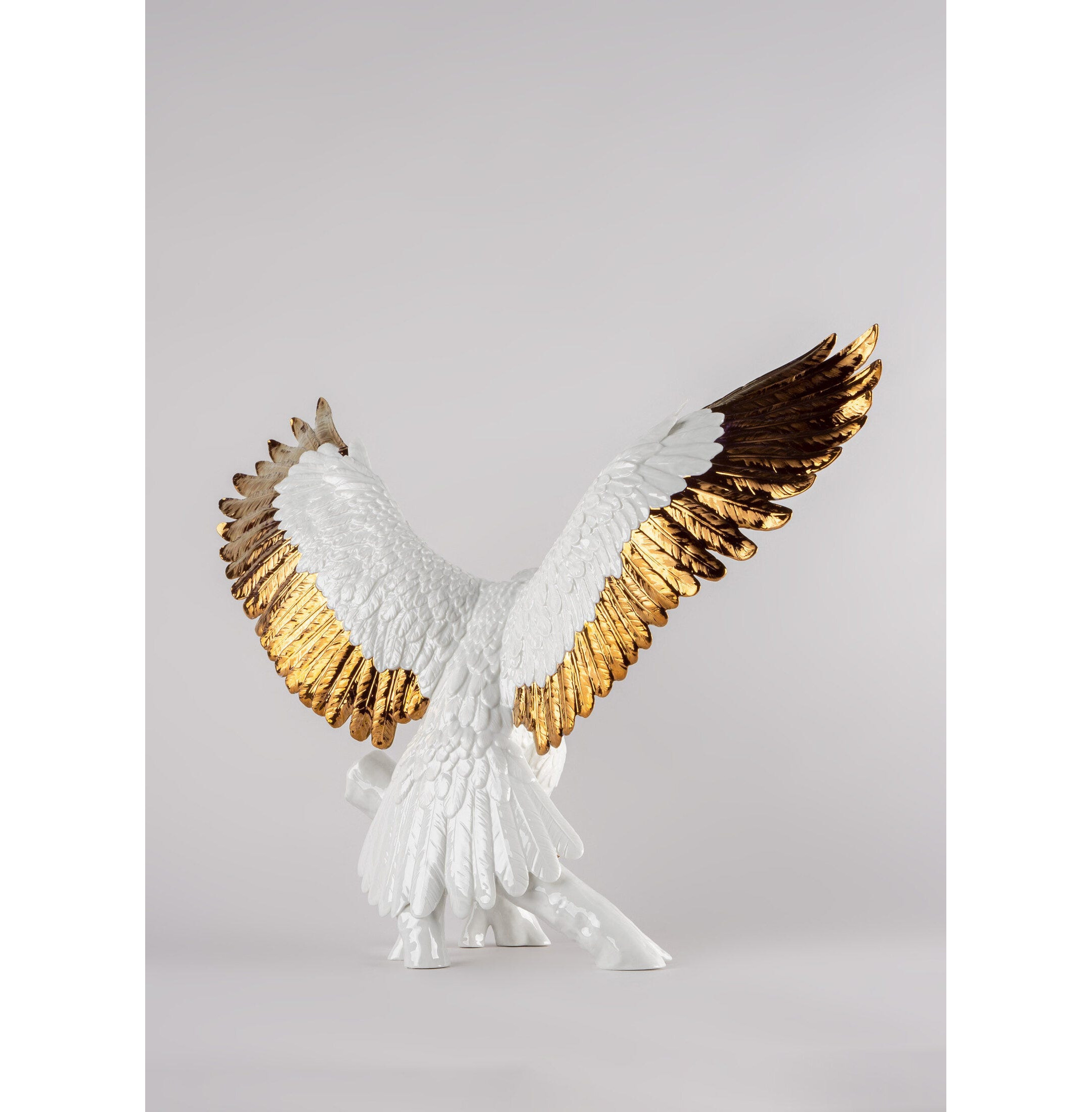 Rzeźba orła wolności. Biały i miedziany Rzeźba orła wolności. Biały i miedziany