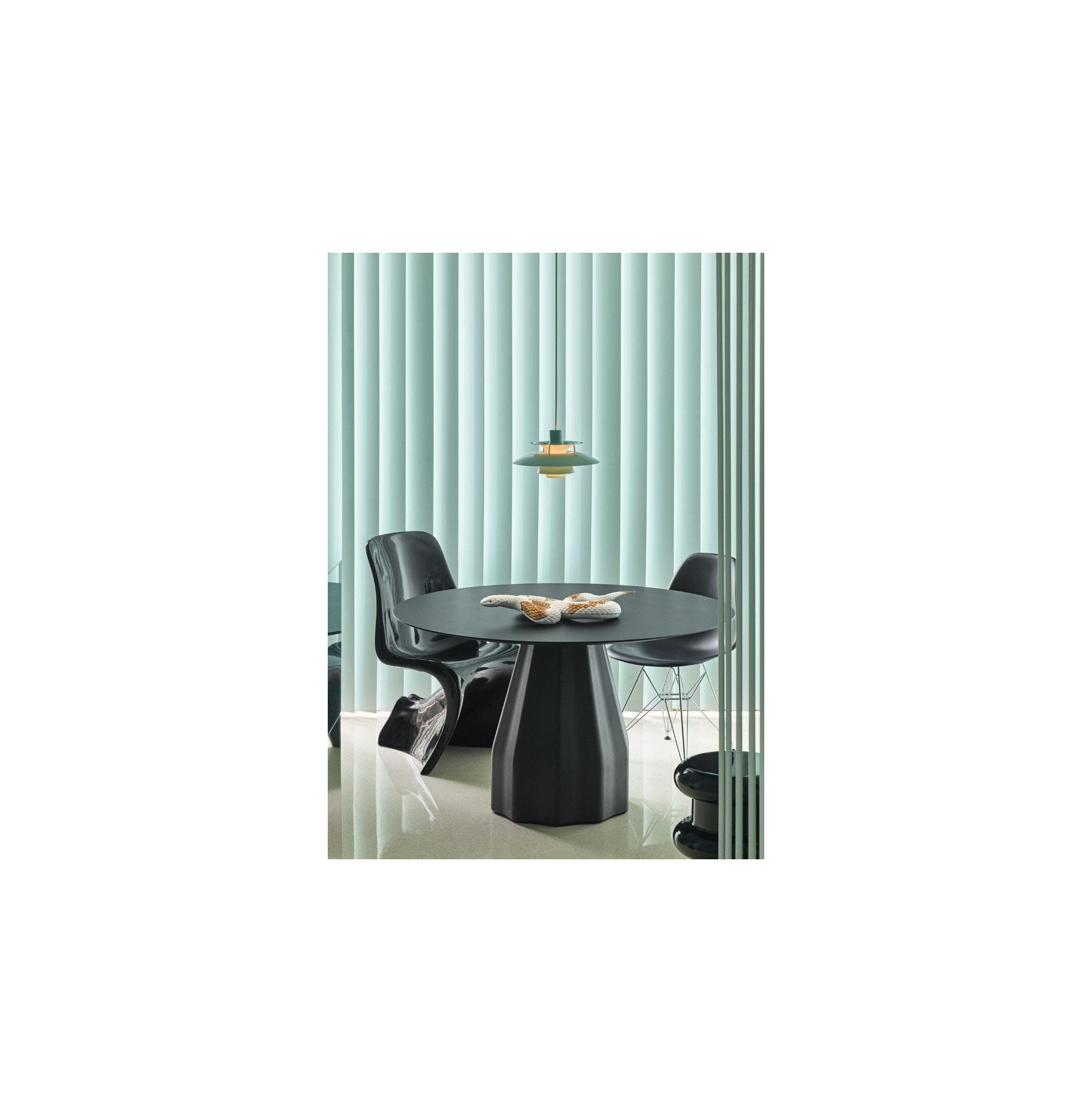 Rzeźba węża. Biały - miedziany Rzeźba węża. Biały - miedziany