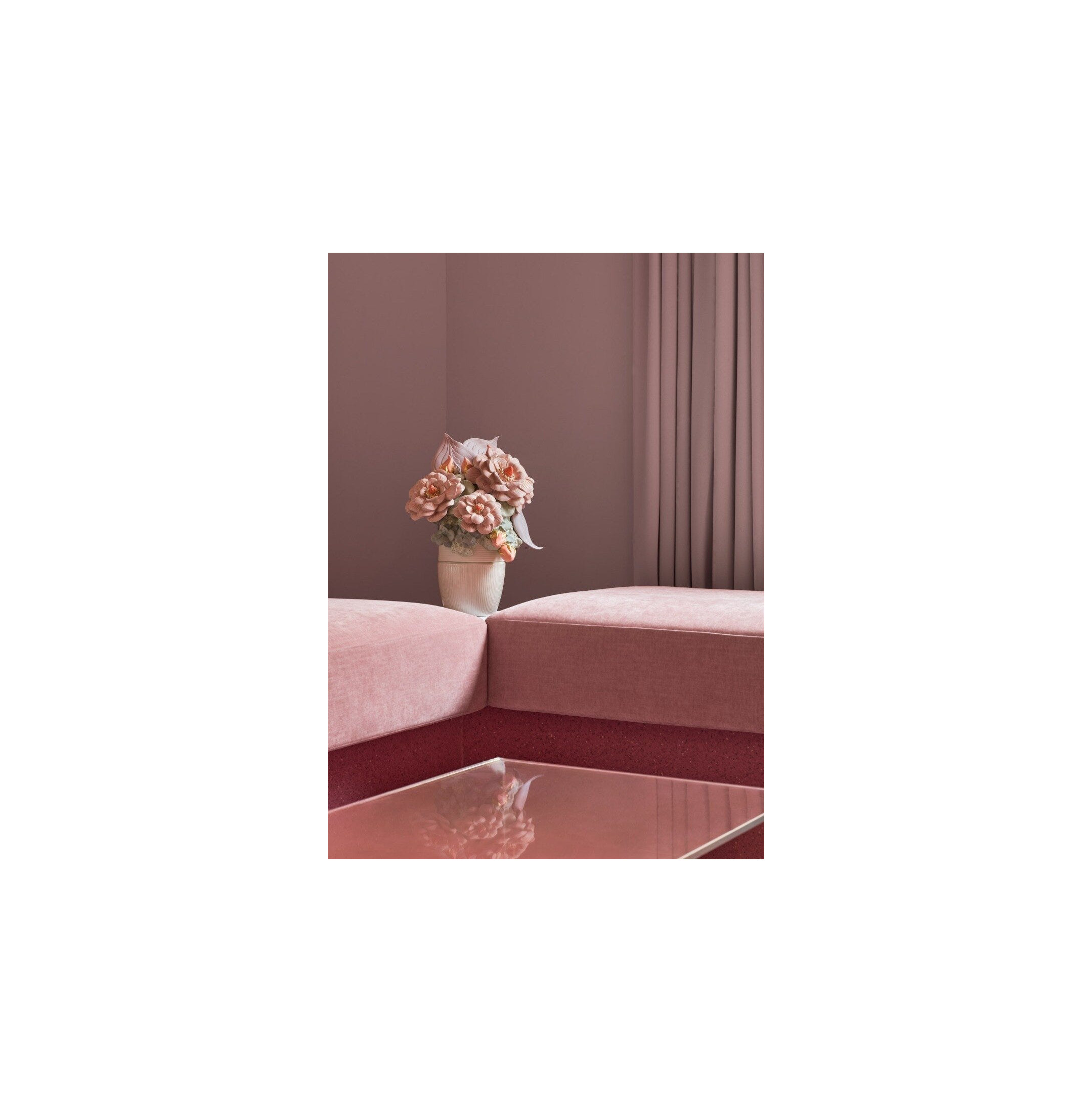 Wazon z kwiatami. Różowy Wazon z kwiatami. Różowy