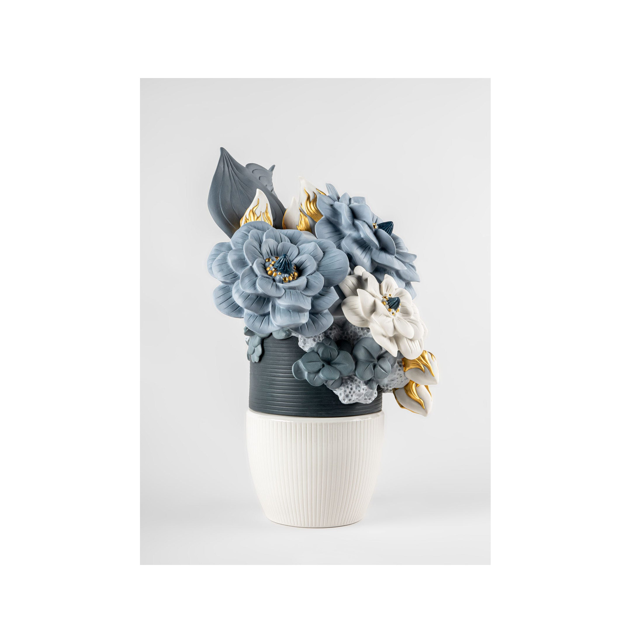 Wazon z kwiatami. Niebieski Wazon z kwiatami. Niebieski