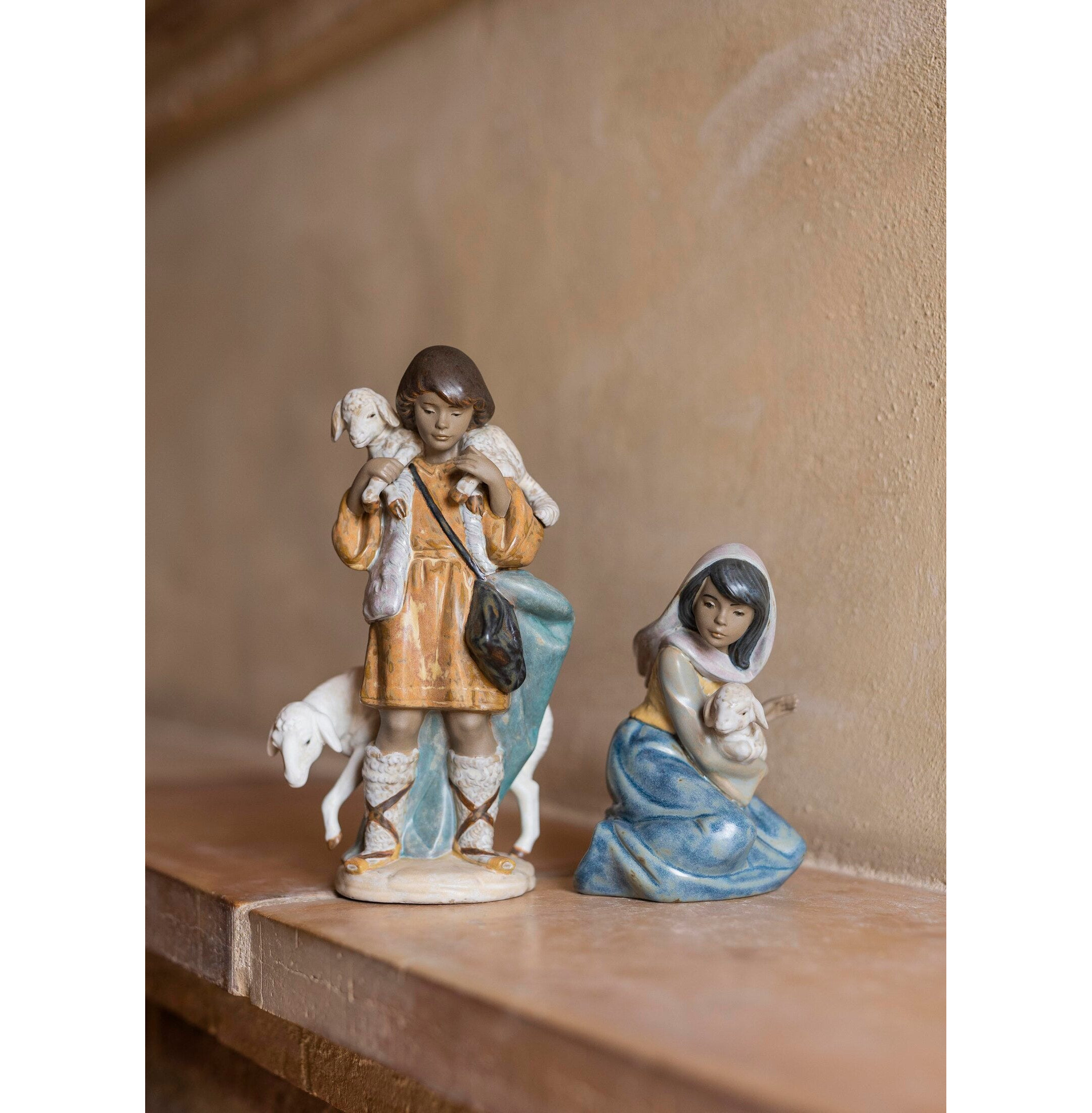 Figurka szopki pasterza. Gres Figurka szopki pasterza. Gres