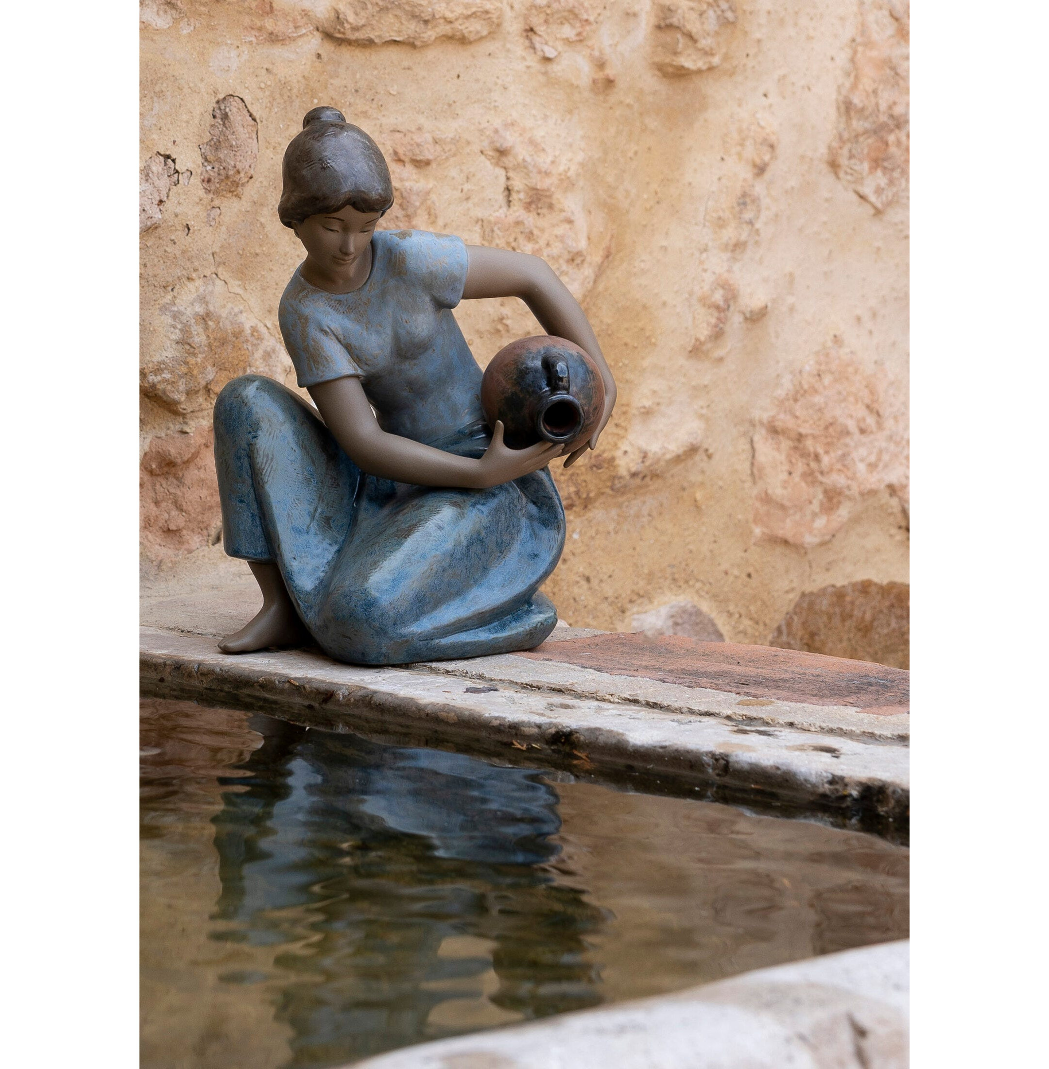 Młoda figurka kobiety wody Młoda figurka kobiety wody