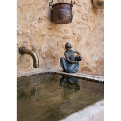 Młoda figurka kobiety wody Młoda figurka kobiety wody