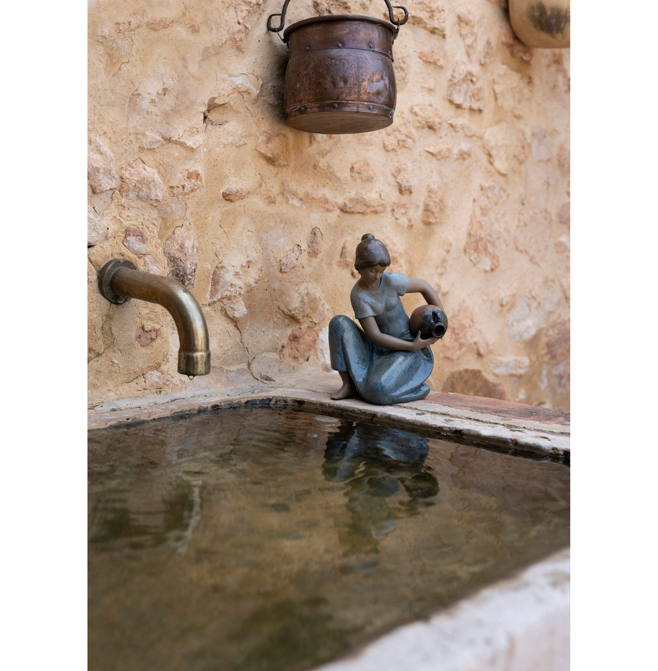 Młoda figurka kobiety wody Młoda figurka kobiety wody