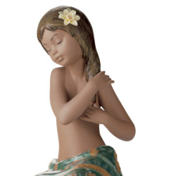 Figurka dziewczyny z klejnotem Pacyfiku Figurka dziewczyny z klejnotem Pacyfiku