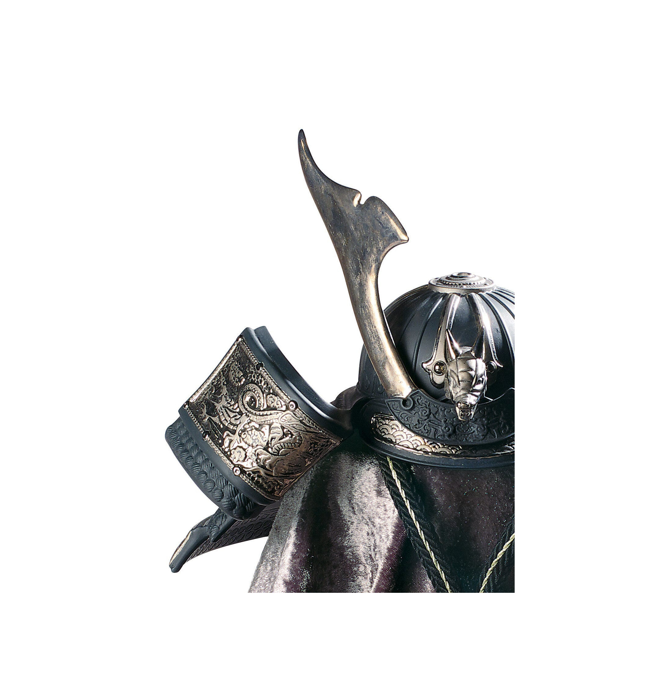 Figurka hełmu smoka samuraja. Srebrny połysk Figurka hełmu smoka samuraja. Srebrny połysk