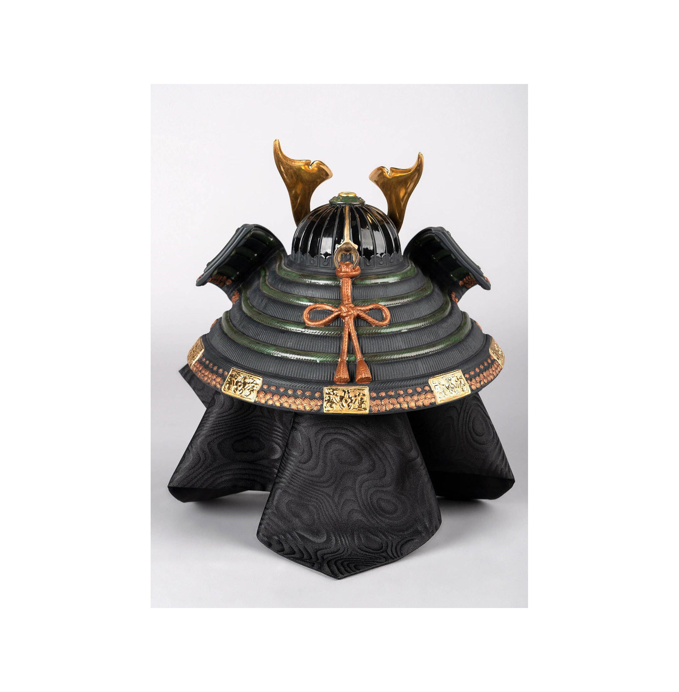 Pomarańczowa figurka hełmu samuraja Pomarańczowa figurka hełmu samuraja