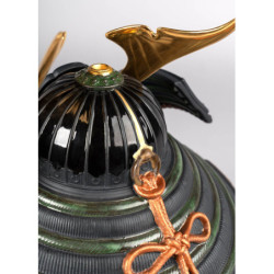 Pomarańczowa figurka hełmu samuraja Pomarańczowa figurka hełmu samuraja