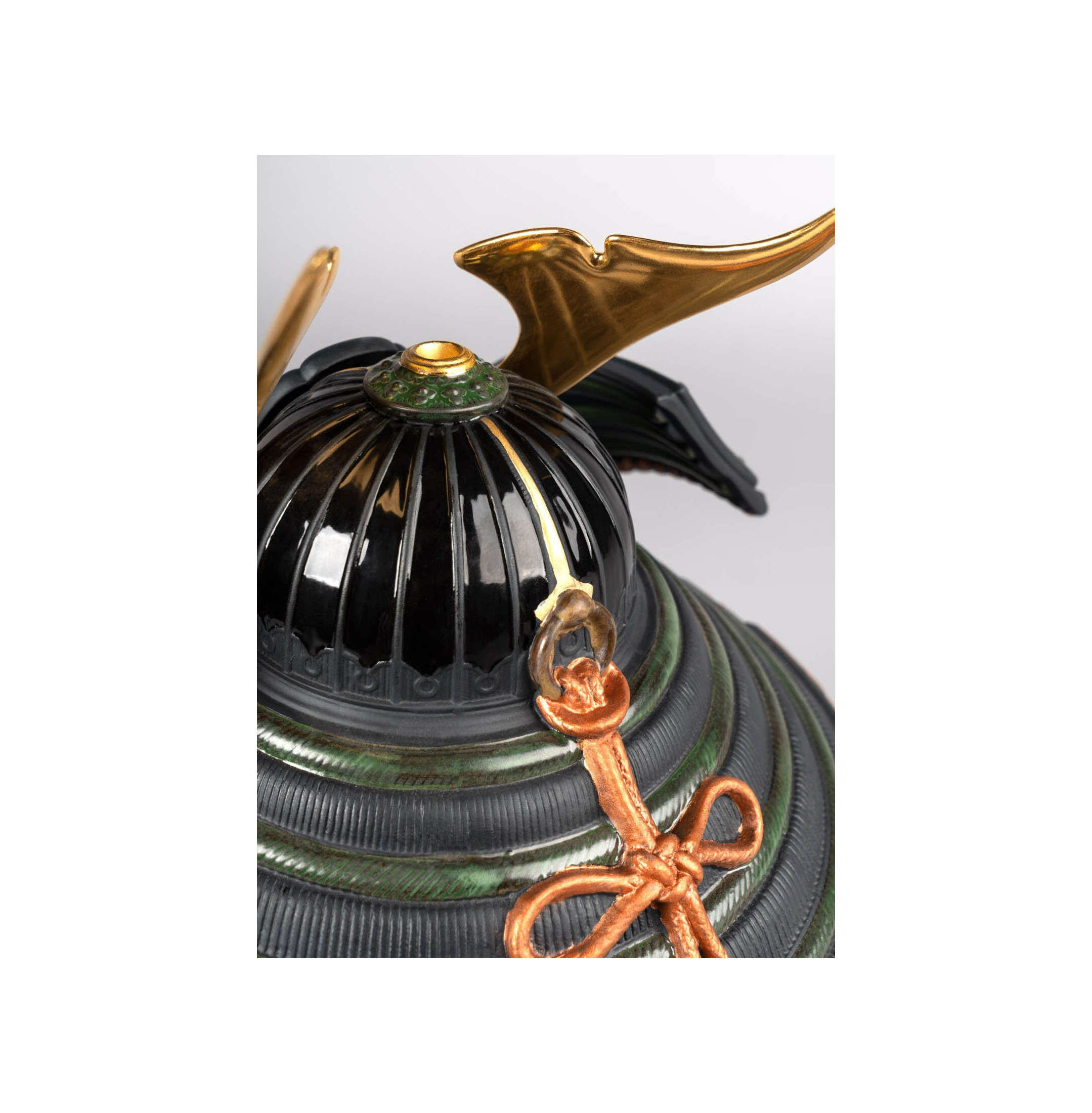 Pomarańczowa figurka hełmu samuraja Pomarańczowa figurka hełmu samuraja