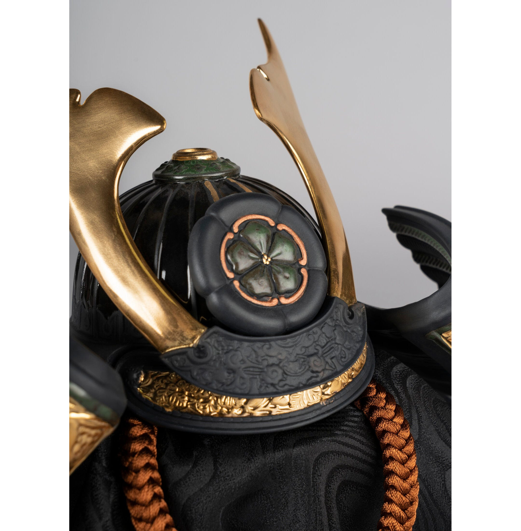 Pomarańczowa figurka hełmu samuraja Pomarańczowa figurka hełmu samuraja