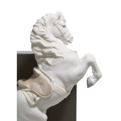 Figurka konia na courbette Figurka konia na courbette