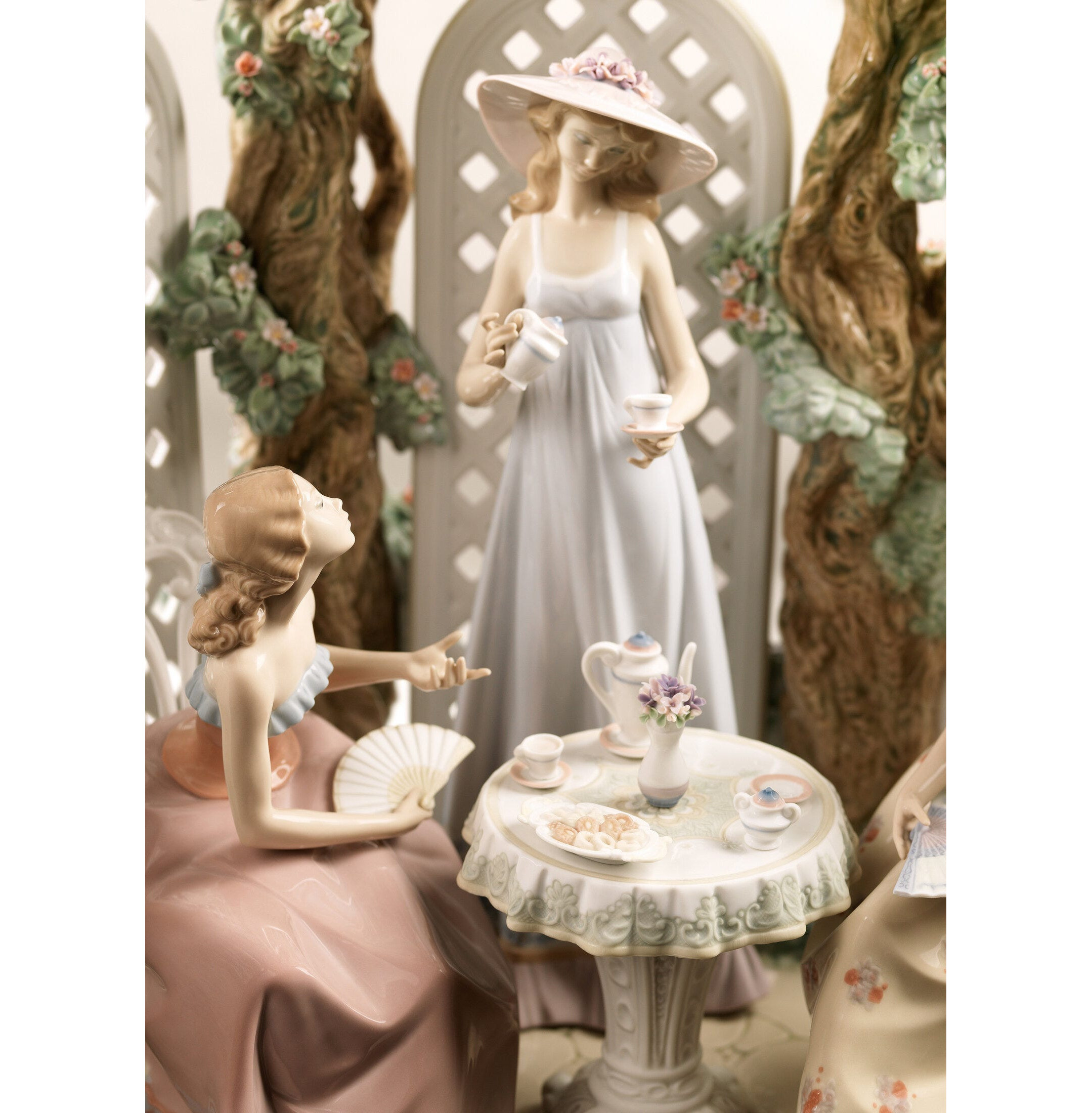 Herbata w ogrodzie rzeźba kobiet. Limitowana Herbata w ogrodzie rzeźba kobiet. Limitowana