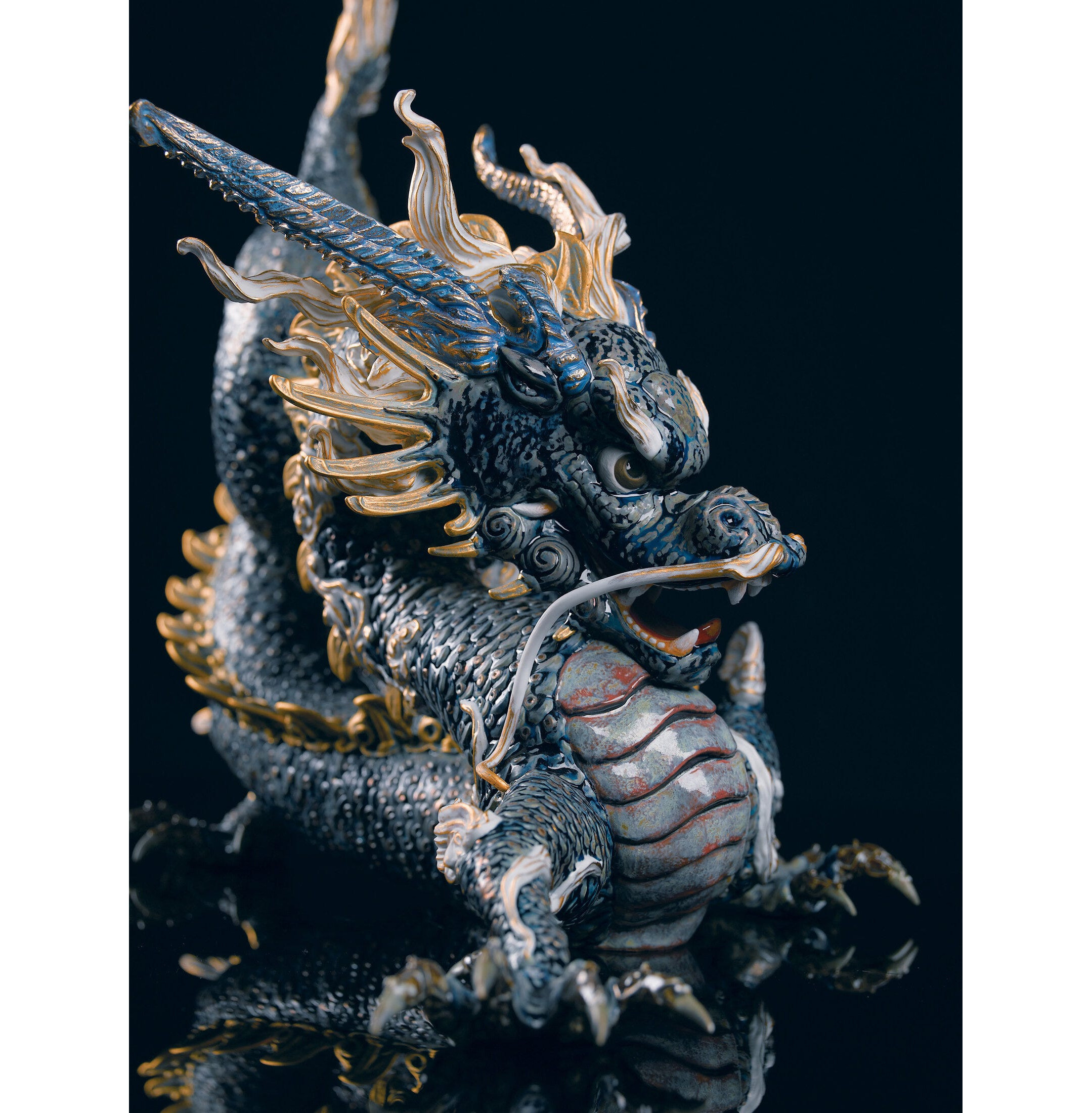 Wielka rzeźba smoka. Złoty połysk i błękit. Limitowana Wielka rzeźba smoka. Złoty połysk i błękit. Limitowana