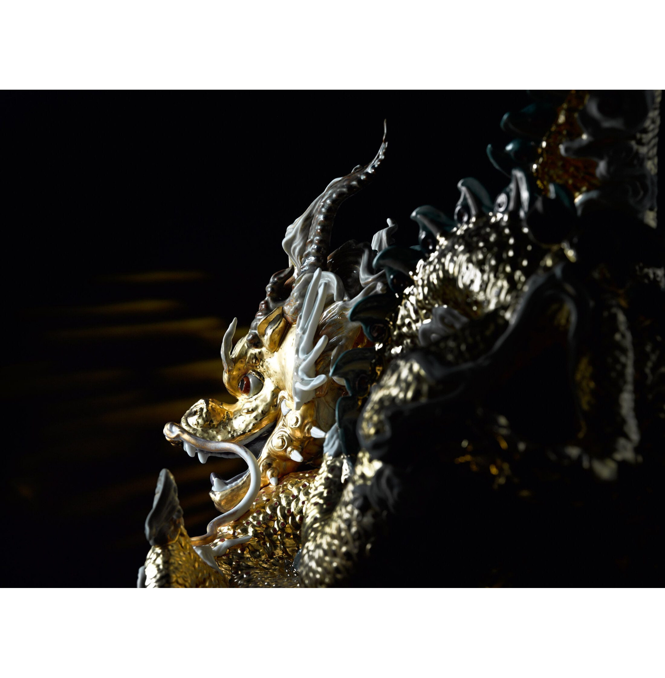 Wielka rzeźba smoka. Limitowana. Złoty połysk Wielka rzeźba smoka. Limitowana. Złoty połysk