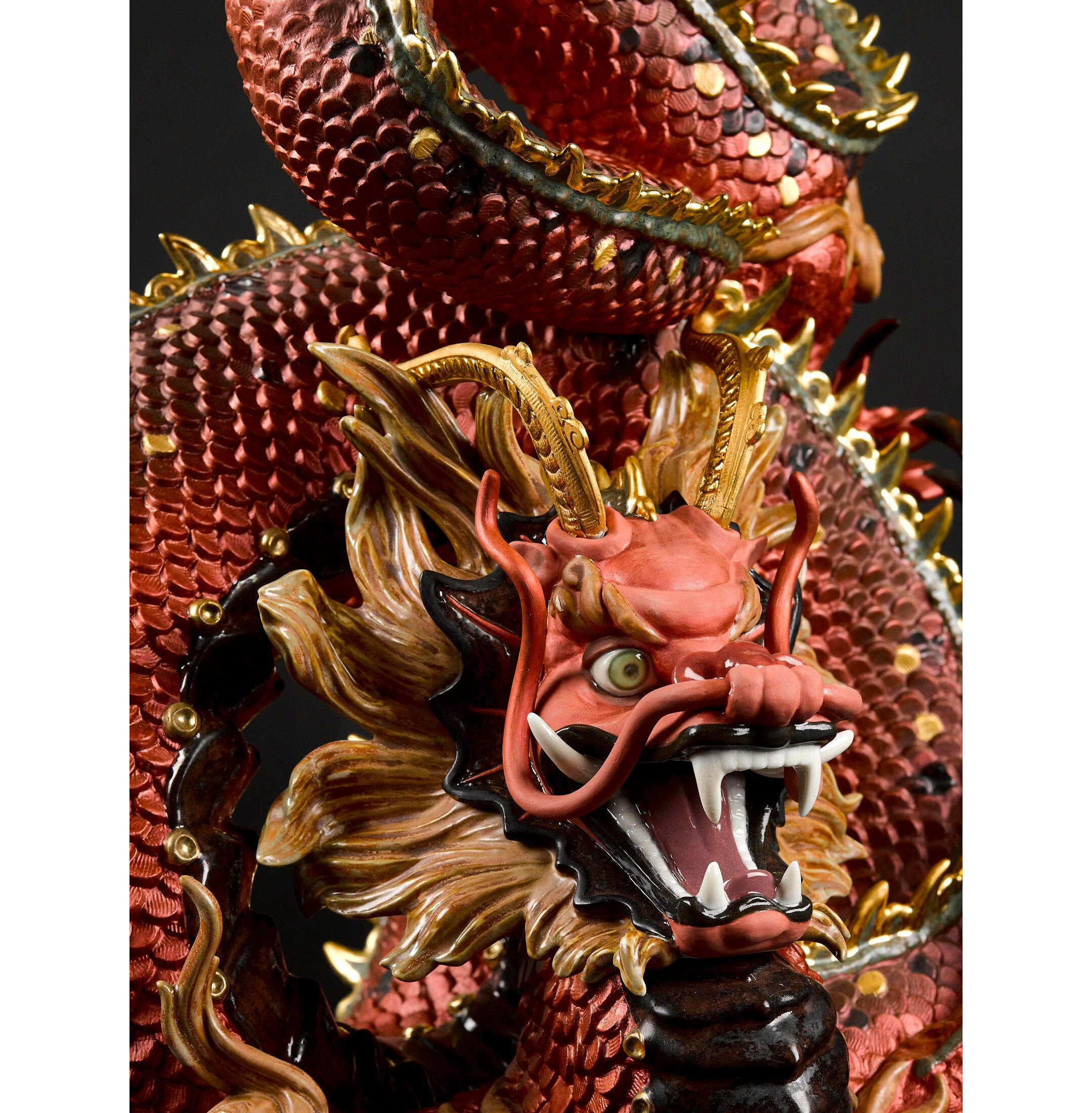 Ochronna rzeźba smoka. Złoty połysk i czerwień. Limitowana Ochronna rzeźba smoka. Złoty połysk i czerwień. Limitowana