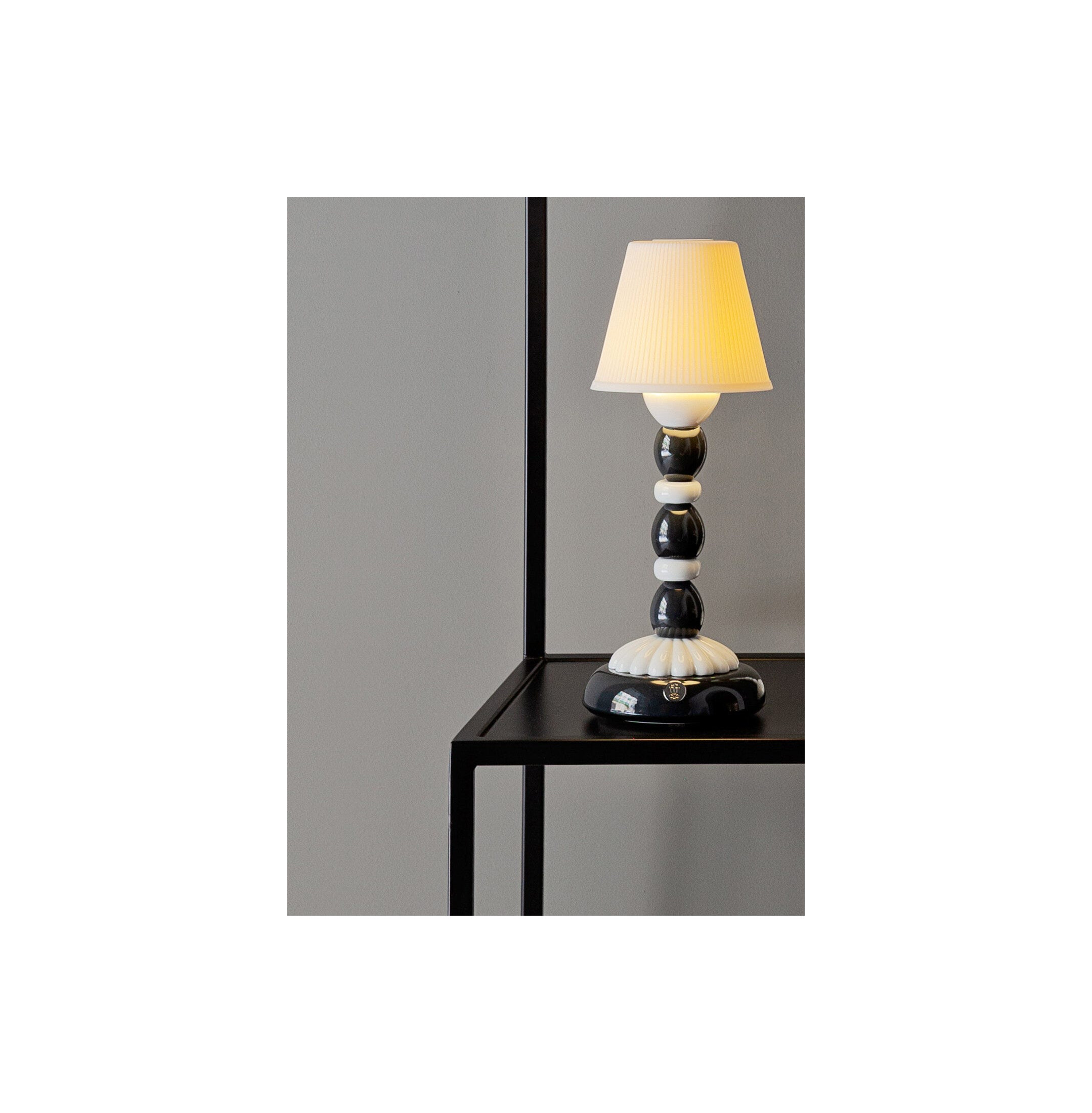 Lampa stołowa Palm Firefly. Czerń i biel Lampa stołowa Palm Firefly. Czerń i biel