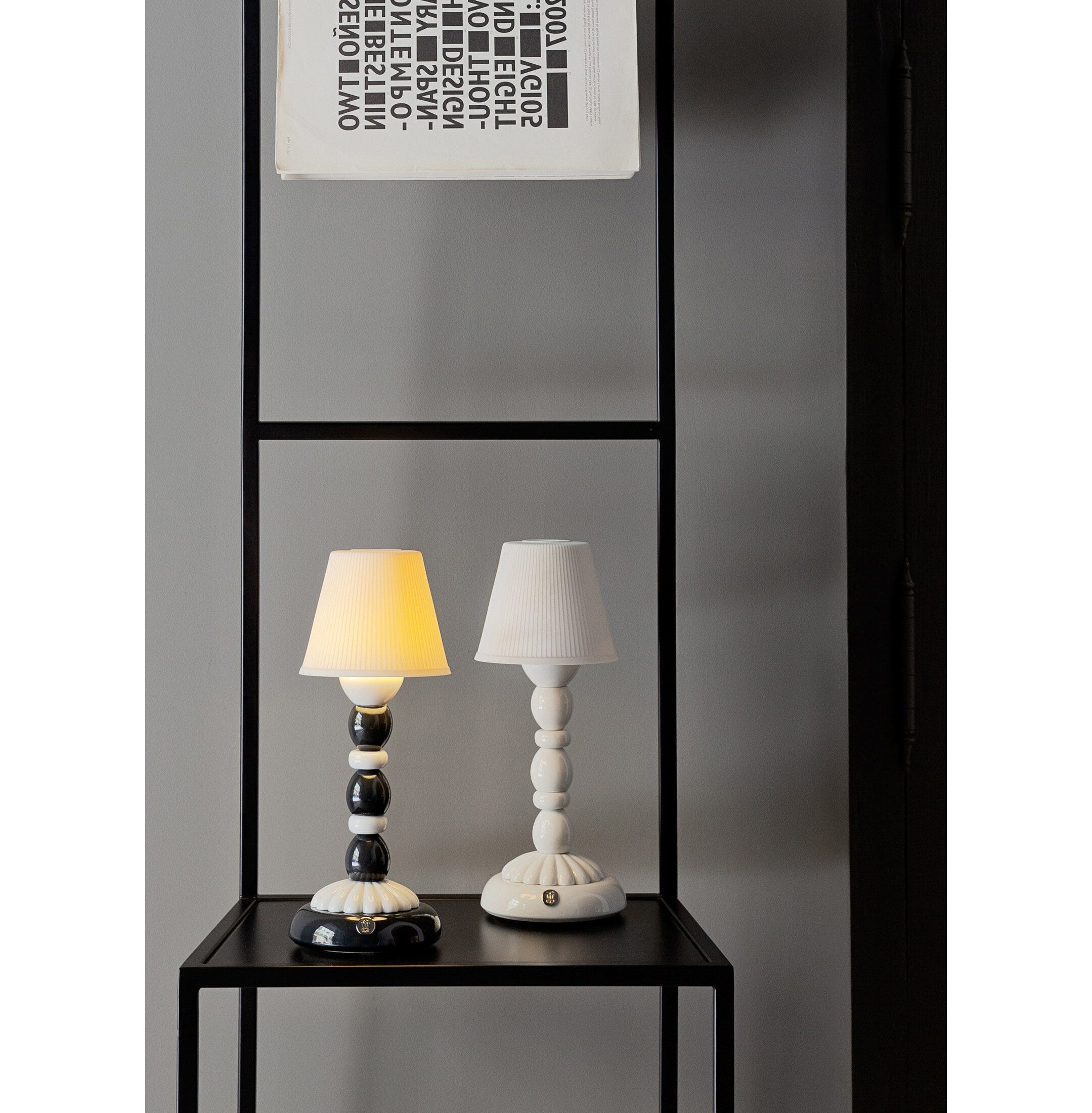 Lampa stołowa Palm Firefly. Czerń i biel Lampa stołowa Palm Firefly. Czerń i biel