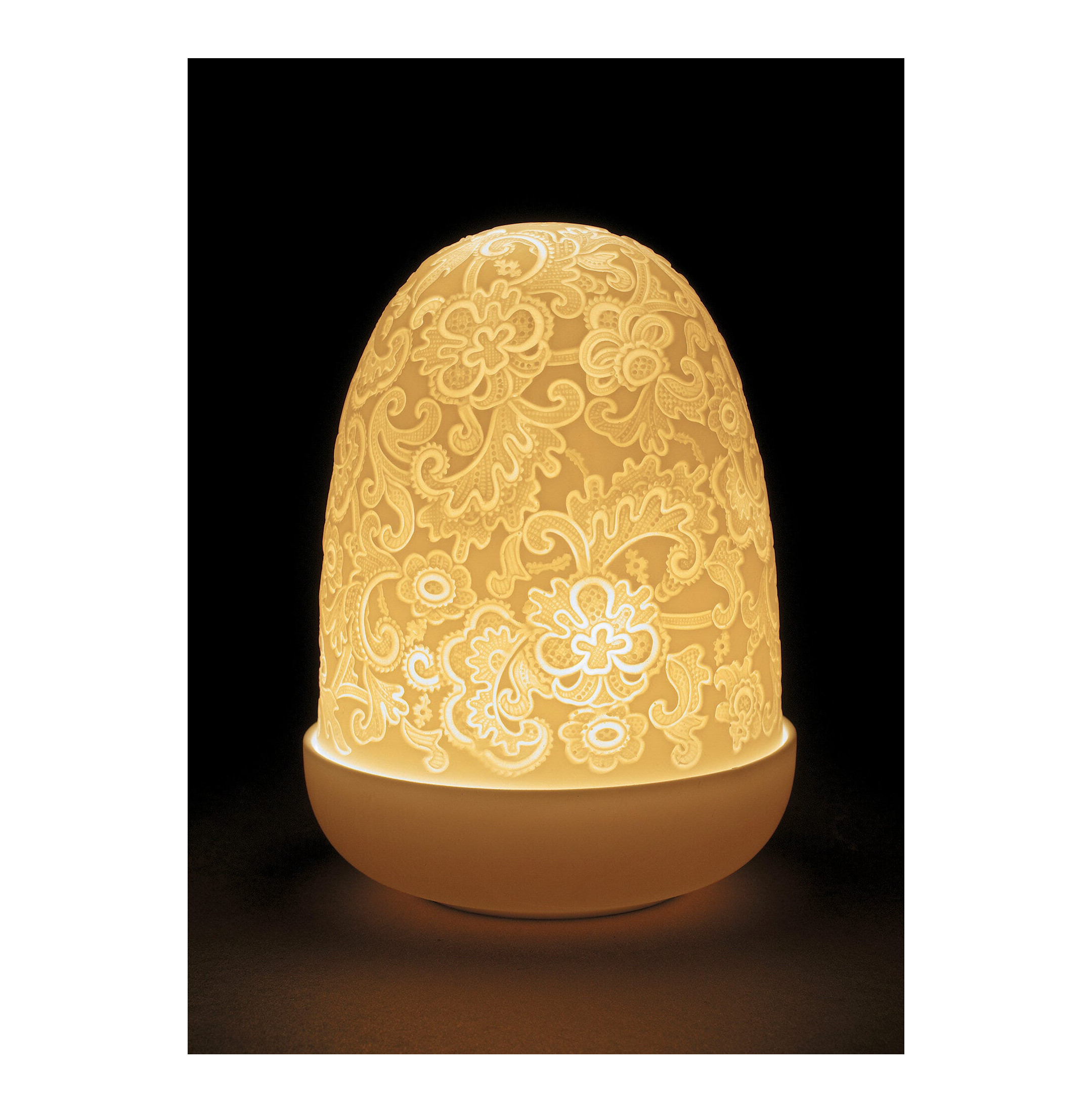 Lampa stołowa z koronkową kopułą Lampa stołowa z koronkową kopułą