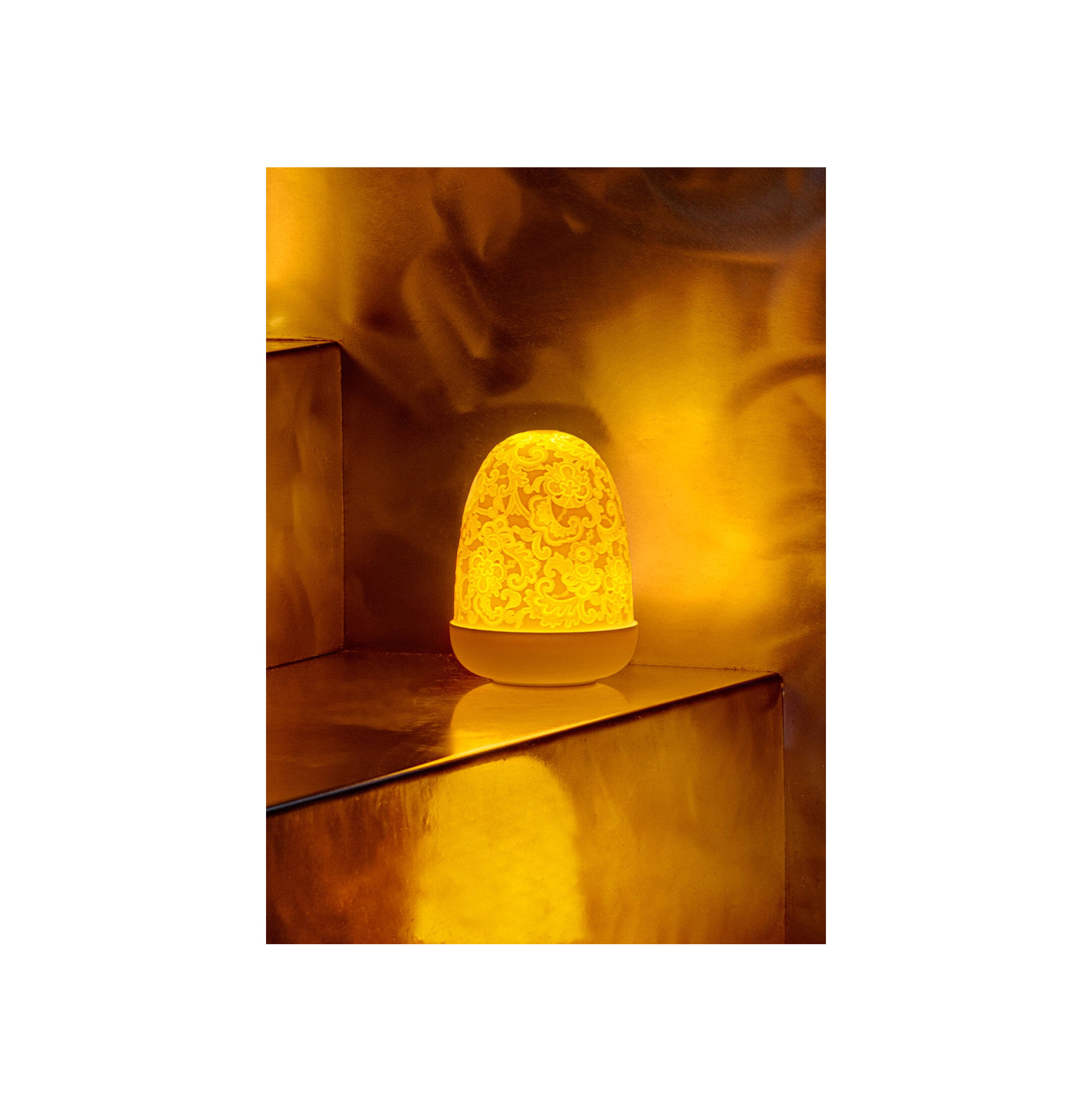 Lampa stołowa z koronkową kopułą Lampa stołowa z koronkową kopułą