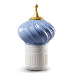 Fioletowa świeca Spire 1001 światła. Niezniszczalny zapach ducha Fioletowa świeca Spire 1001 światła. Niezniszczalny zapach ducha