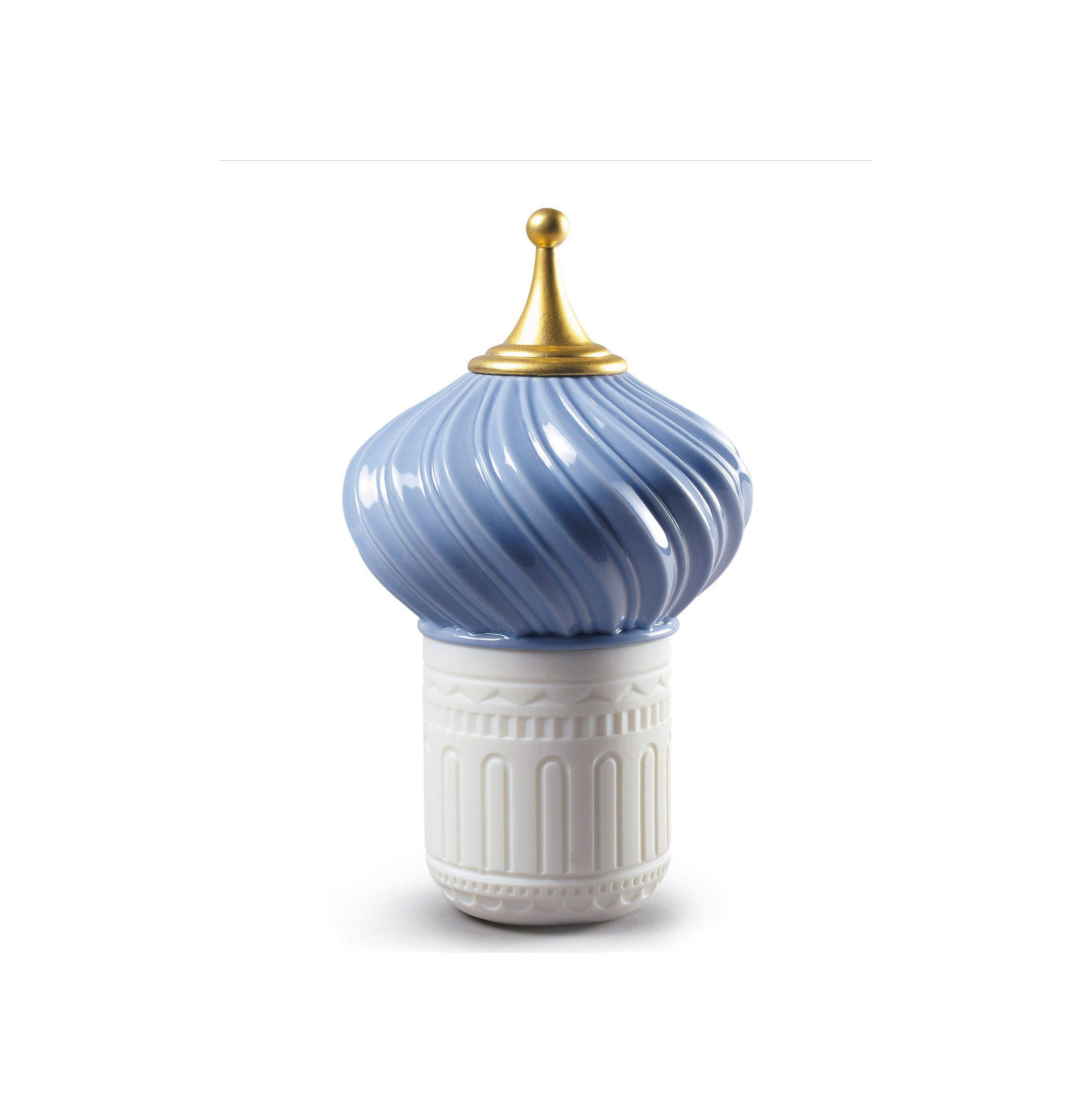 Fioletowa świeca Spire 1001 światła. Niezniszczalny zapach ducha Fioletowa świeca Spire 1001 światła. Niezniszczalny zapach ducha