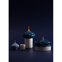 Fioletowa świeca Spire 1001 światła. Niezniszczalny zapach ducha Fioletowa świeca Spire 1001 światła. Niezniszczalny zapach ducha