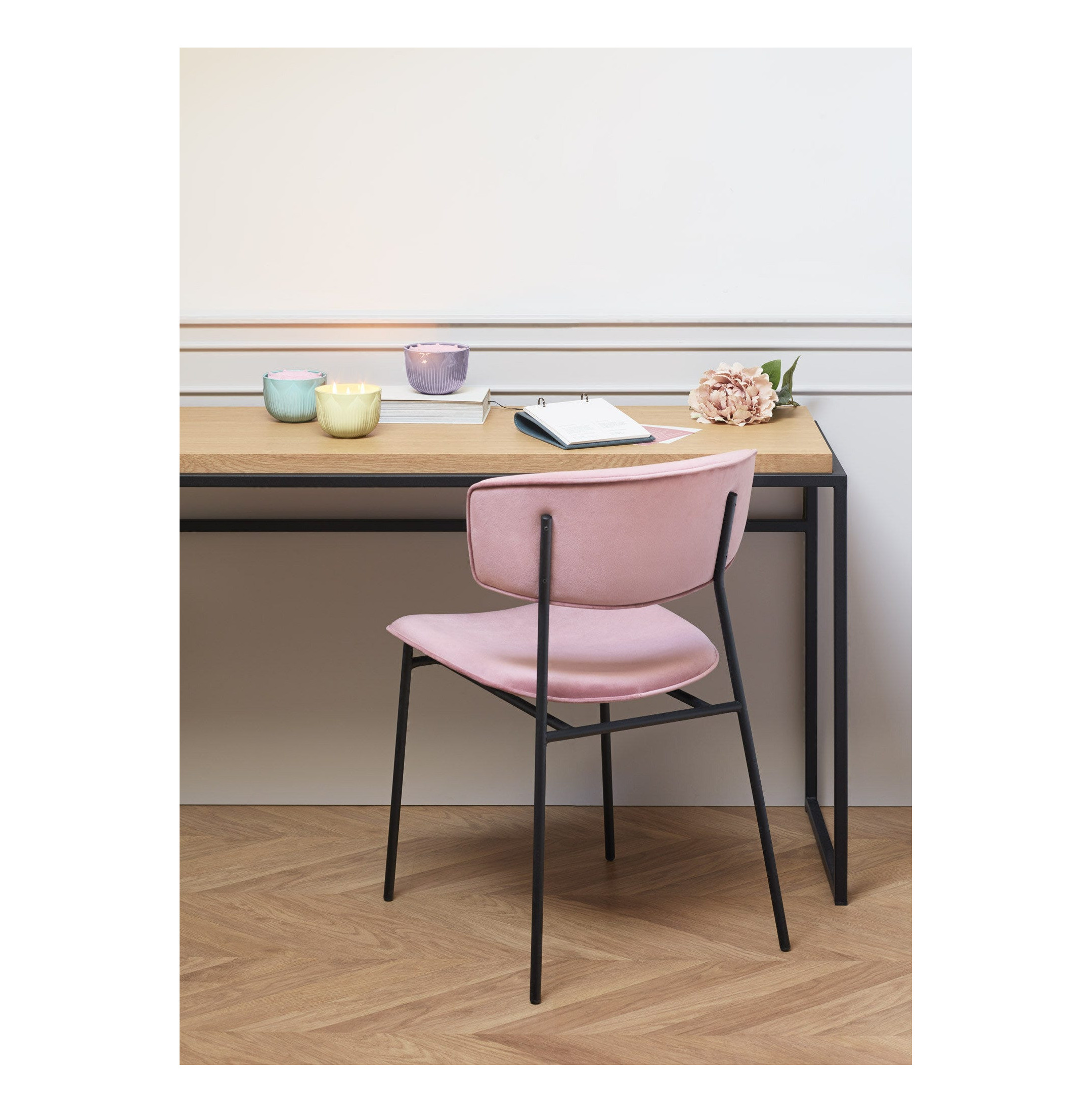 Świeca Fleurs. Zapach tropikalnych kwiatów Świeca Fleurs. Zapach tropikalnych kwiatów