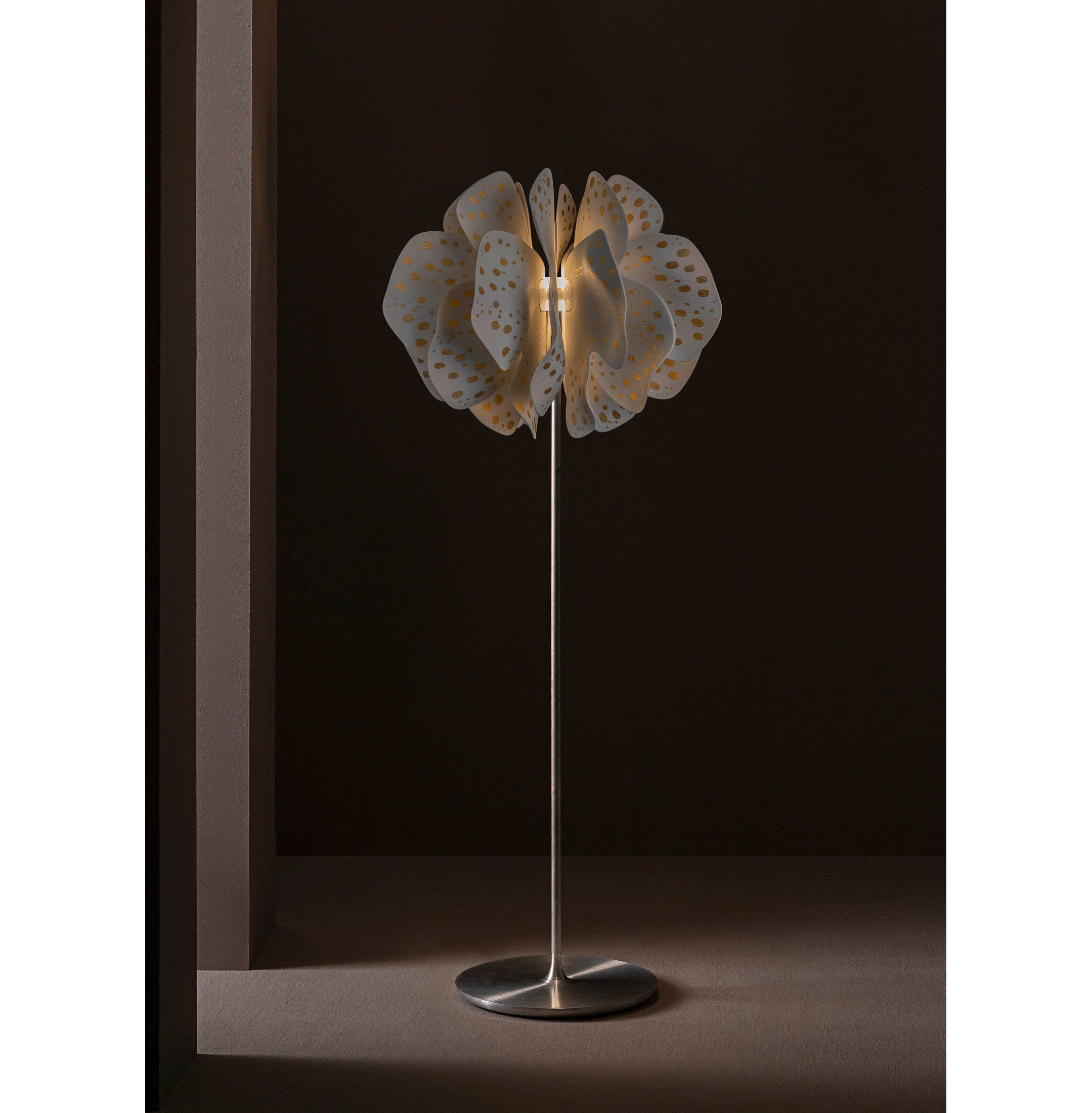 Lampa podłogowa Nightbloom (biało-złota) (CE) Lampa podłogowa Nightbloom (biało-złota) (CE)