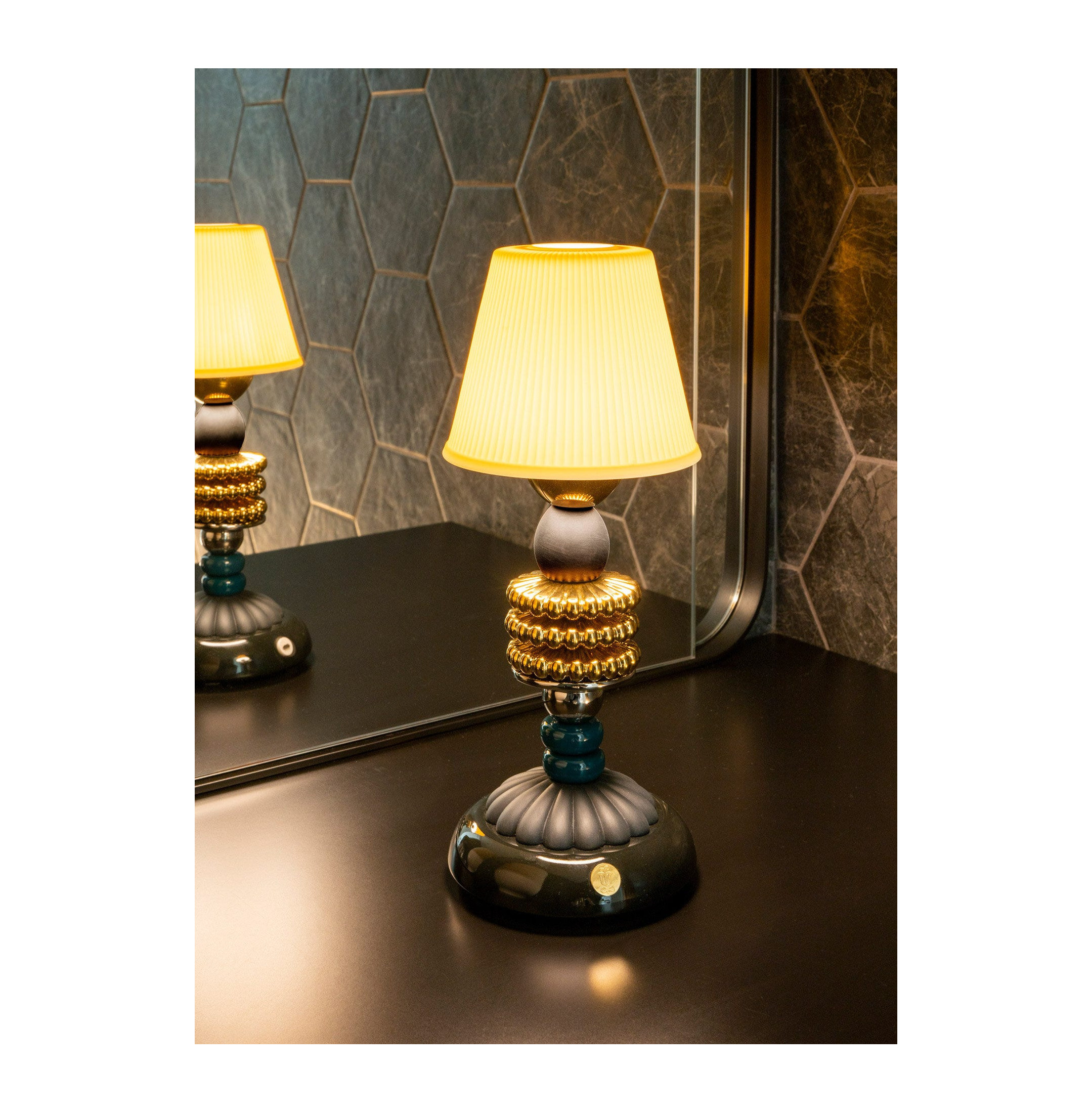 Lampa Firefly autorstwa Olgi Hanono Lampa Firefly autorstwa Olgi Hanono